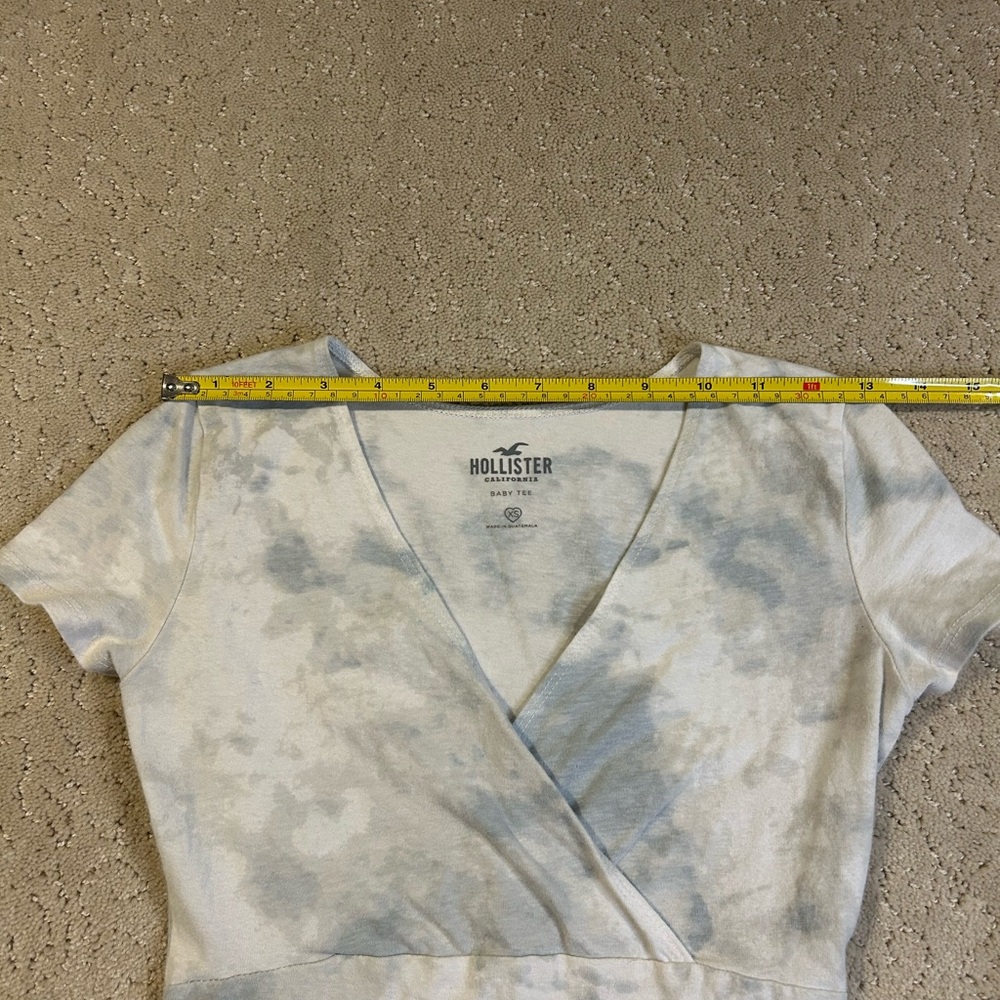 Hollister‎ Women's Lightwash White & Blue Baby Tee V-Neck Size XS - Picture 4 of 8